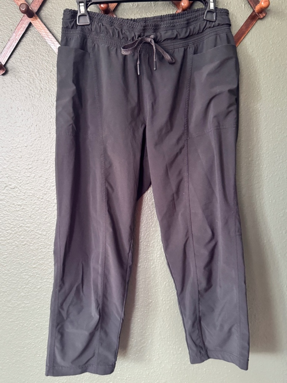 Womens L PRANA Gray Elastic Waist Stretch Poly Cropped Capri Pants EUC